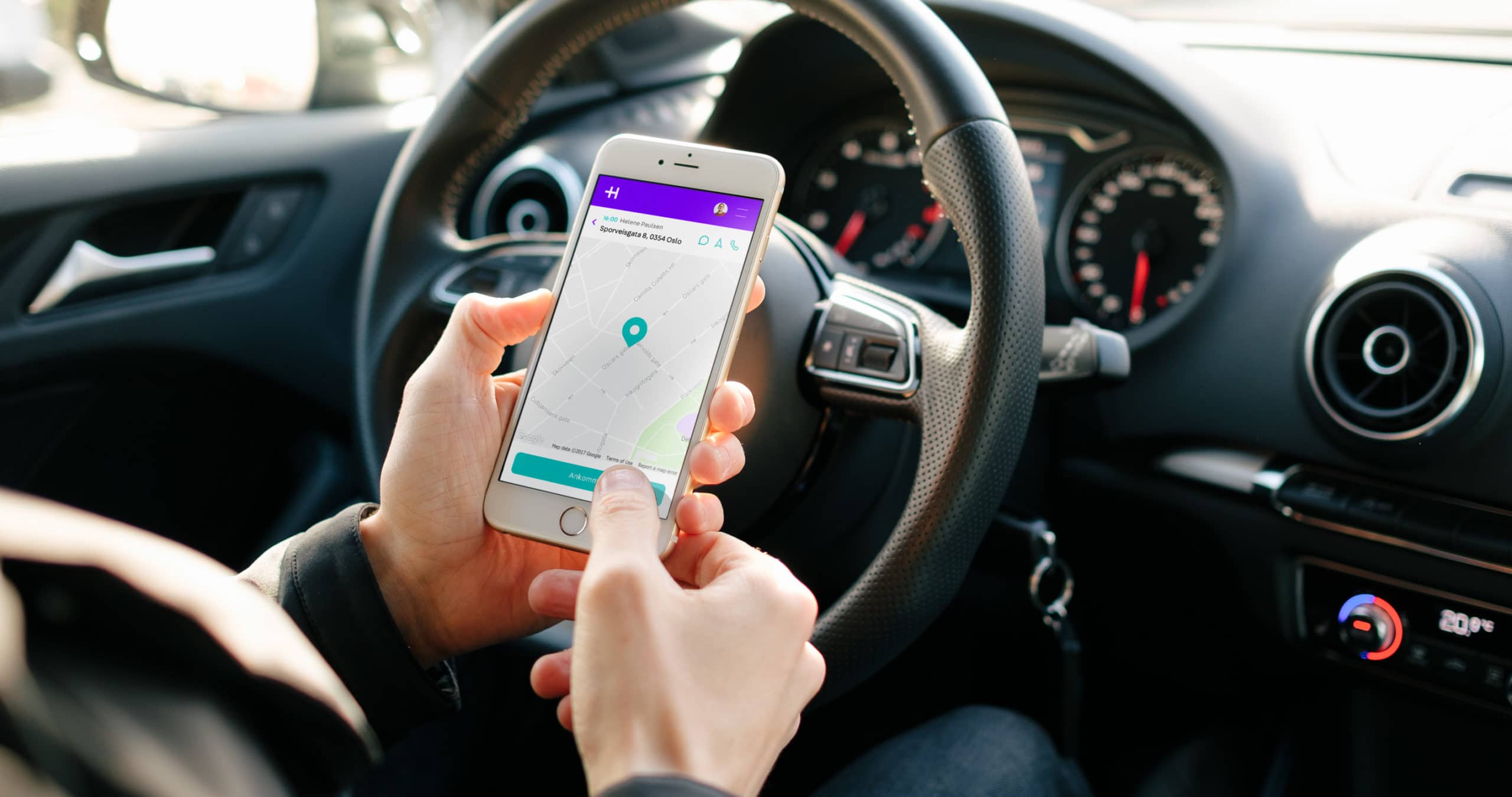 Legekontoret på hjul illustreres ved bilde av en lege i bilen, som mottar bestilling til et legebesøk hjemme