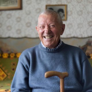 lege hjem til mann med stokk