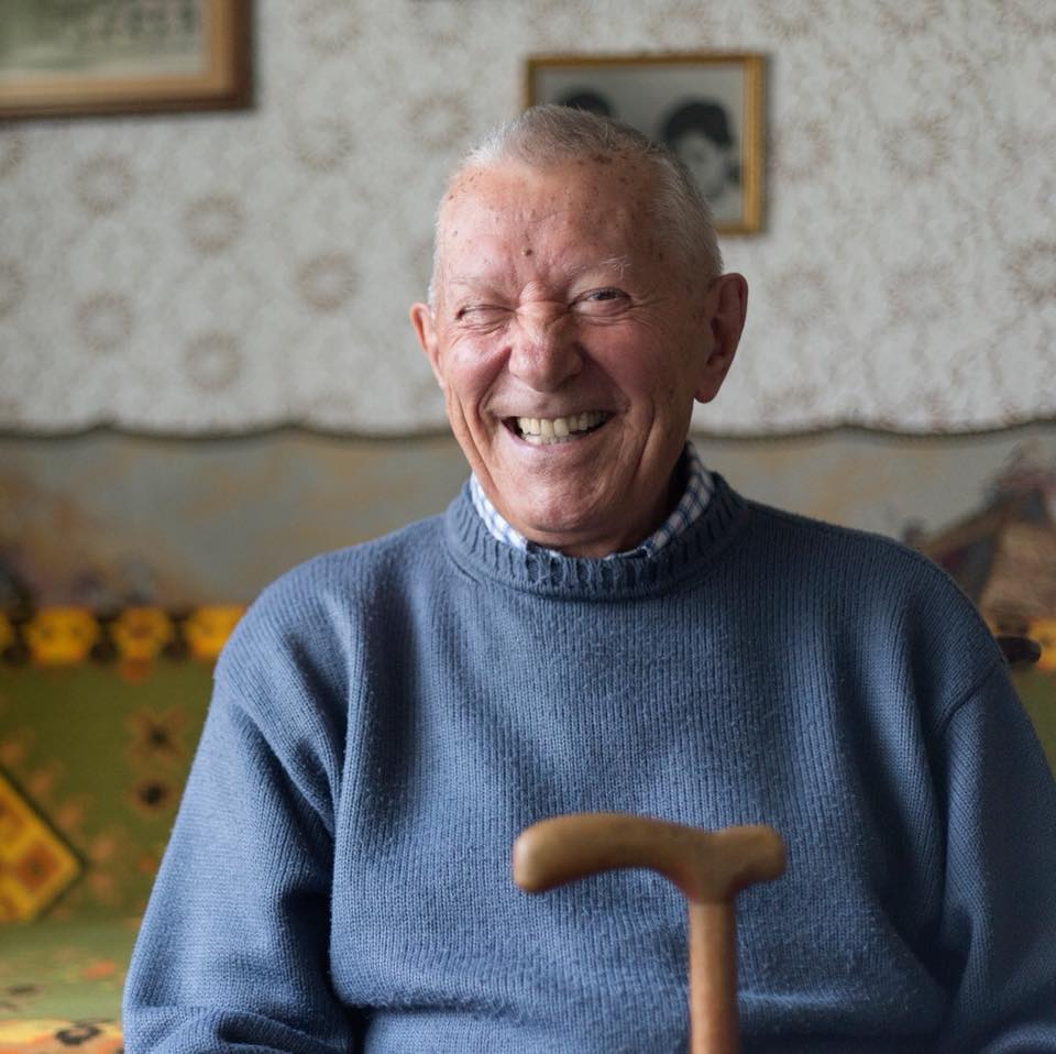 Pasient, gamlefar med stokken, venter på legen i stua.